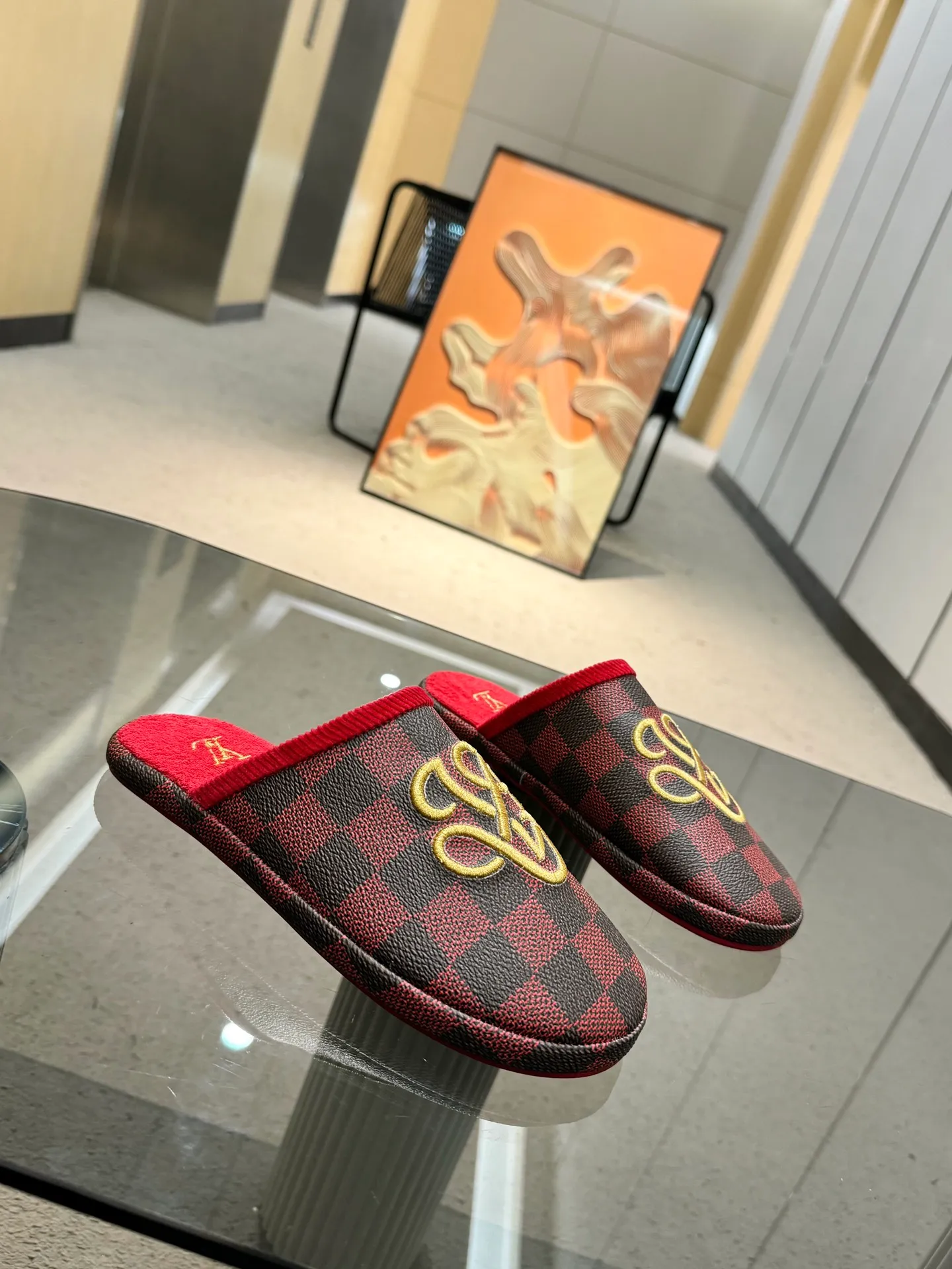 👟👟Ex-factory price 320👟👟 The 2024 couple’s counter features the latest hard goods of LV and Loewe co-branded slippers🆕 ✿Purchase level! Full of high-end feel! A popular model among bloggers at home and abroad, it’s retro and fashionable and looks amazing on your feet! Official website main recommendation code number 35-46